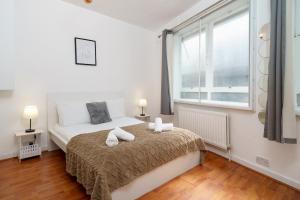 Steps from London Bridge Apartment for 5