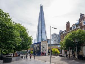Steps from London Bridge Apartment for 5