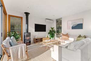 Arthurs Sanctuary - Bay Views 100sqm deck