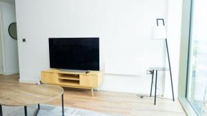 Luxe Apartment in M1 with Pool, Gym & Spa