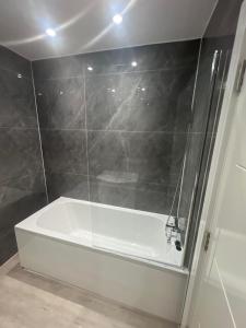 Modern Studio Near Heathrow, Tube and Hounslow High Street