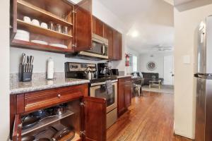 Cute 2Bed 1 bath 1half bath, 7 blocks from French Q steps to Jazz venues, free gated parking incl