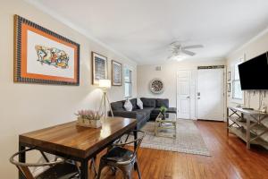 Cute 2Bed 1 bath 1half bath, 7 blocks from French Q steps to Jazz venues, free gated parking incl