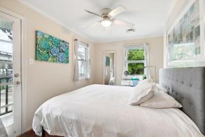 Cute 2Bed 1 bath 1half bath, 7 blocks from French Q steps to Jazz venues, free gated parking incl