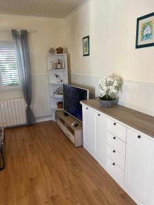 Apartments with parking space Supetar, Brac - 13165