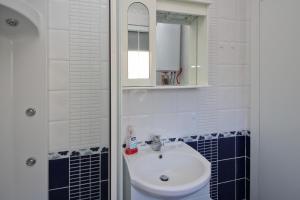 Apartments by the sea Punat, Krk - 24850