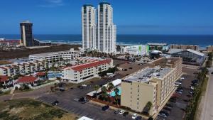 Great Family Condo with EZ Beach Access & SpaceX view Gulfview II #604