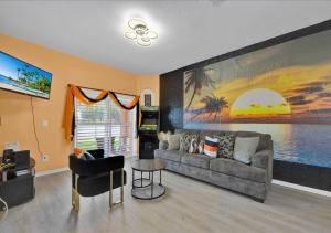 Themed Resort Home 15 min drive to Disney