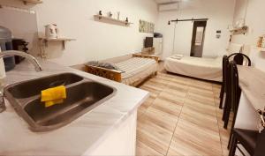 Ezeiza 1 Nuestro lugar a 15 minutos del aeropuerto TRANFER OPCIONAL DESDE Y AL AEROPUERTO DE EZEIZA o Aeroparque LAS 24 horas pet friendly