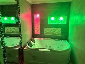 hermoso departamento tres dormitorios con jacuzzi y area barbiqui