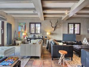 Chalet spacieux avec terrasse et jacuzzi, proche des pistes pour 14 personnes - FR-1-455-268