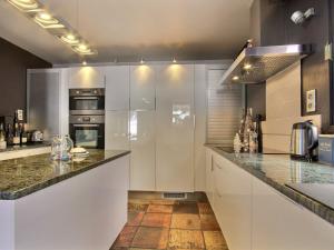 Chalet spacieux avec terrasse et jacuzzi, proche des pistes pour 14 personnes - FR-1-455-268