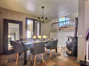Chalet spacieux avec terrasse et jacuzzi, proche des pistes pour 14 personnes - FR-1-455-268