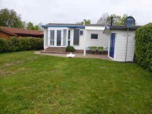 Lakeside Chalet Retreat in Green Setting