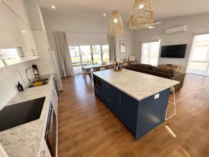 Driftwood Beach House - Coastal Haven North Beach