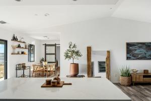 Pool, Spa, Game Room, EV Charger, Pets Ok, Modern Oasis, 3 Bedrooms - Sleeps 10