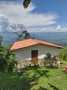 Country cabin with panoramic view among clouds - cabaña refugio entre nubes