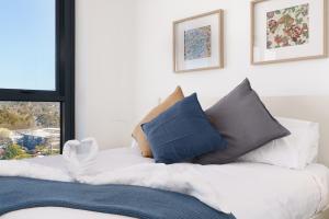 Bright 1BR Apartment with Stunning Views - Hosted by Canstay