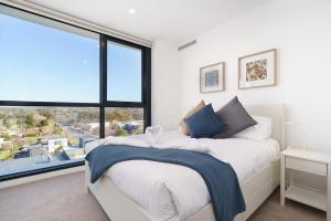Bright 1BR Apartment with Stunning Views - Hosted by Canstay