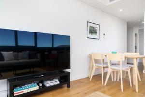 Bright 1BR Apartment with Stunning Views - Hosted by Canstay
