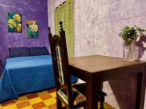 Private suite with private bathroom - Wonderland B&B - Shuttle services available