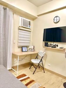 City View Unit with Balcony