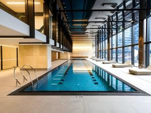 City Vibes With City Views - Pool, Gym, Yoga - Super Central