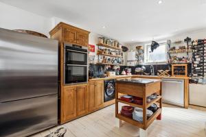 Iconic Pink House from Love Actually, Notting Hill