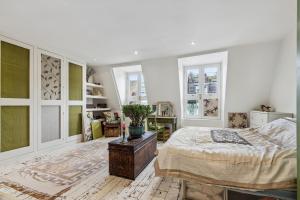 Iconic Pink House from Love Actually, Notting Hill