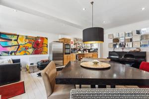 Iconic Pink House from Love Actually, Notting Hill