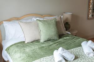 Central Whitchurch - Lowcross House Guest Bedroom 3 - Breakfast Option