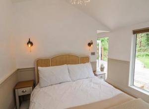 Roe Deer Lodge with Wood-Fired Hot Tub - Alum House Litlebeck, Whitby