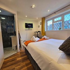 L3 Stylish and Central Room private Bathroom, Smart TV