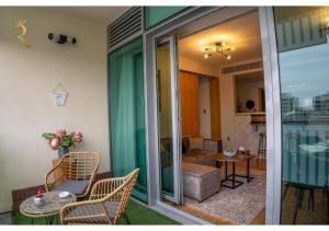 Chic & Serene 1BR Stay - Beach Plaza Retreat