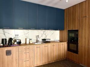 TRINAVIS Boutique Apartments, OWN PRIVATE PARKING, City Center, Entire Apartment