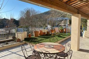 Comme Chez Mémé house with terrace in the center