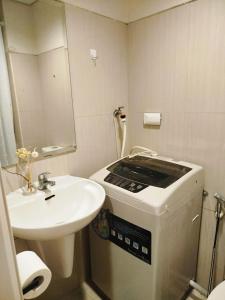 Classy and Cozy Staycation near MOA