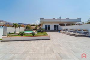 Villa con Piscina sul Mare a Terrasini