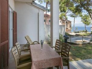 Apartment in Veli Lo inj by the Beach