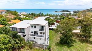 V240 Sea View Front & Back Pool, 3 Min to Beach