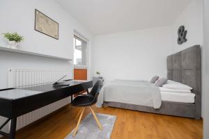 Bright Apartment Okrzei in Warsaw Near PGE by Noclegi Renters