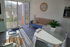 Bright house - Sainte Cécile beach 2 min away - 3hvězdičkové hotely ve městě Camiers