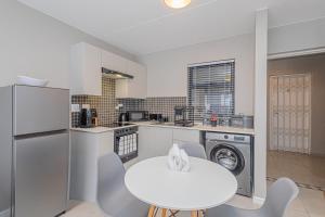 Arch House Langebaan - Modern Stay Near Beach & Club Mykonos