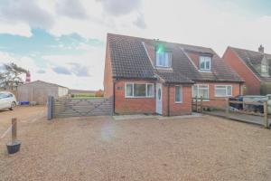 4 bed house 50 yards from the beach & lighthouse