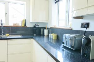 4 bed house 50 yards from the beach & lighthouse