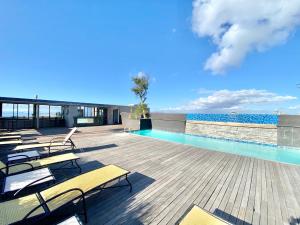Royale 615 Green Point - Views, Location, Communal Pool