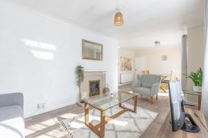 Simple Comforts - 2BR Flat with Free Parking in Newcastle-under-Lyme