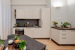 NEW! Duomo-San Siro - Super Cute Modern Apt, 15mins to Duomo!