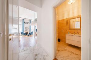 Margaret Bridge Residence AC Bathtub