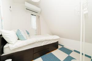 New decorative 6ppl 3-Story House 5-mins walk Sta